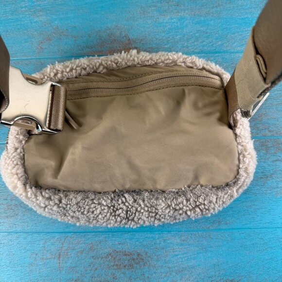 Lululemon Athletica Everywhere Belt Bag 1L Sherpa Fleece Off-White/Beige - Picture 4 of 12